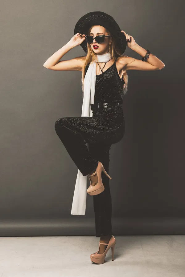 Lookbook modelo com vestido e óculos em estúdio