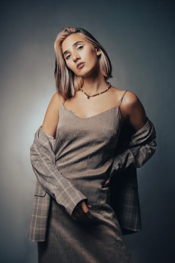 Lookbook modelo com blazer xadrez elegante