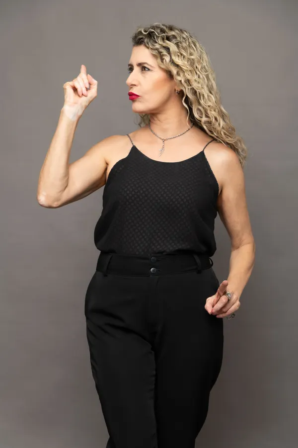 Lookbook modelo em conjunto noturno minimalista