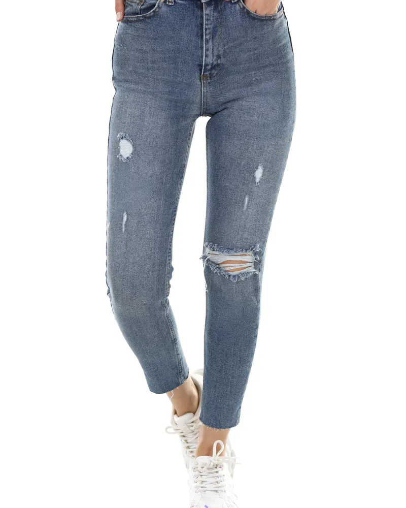 Calça jeans clássica em fundo branco de estúdio