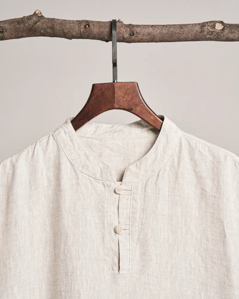 Camisa de linho cru em cabide de madeira rústico