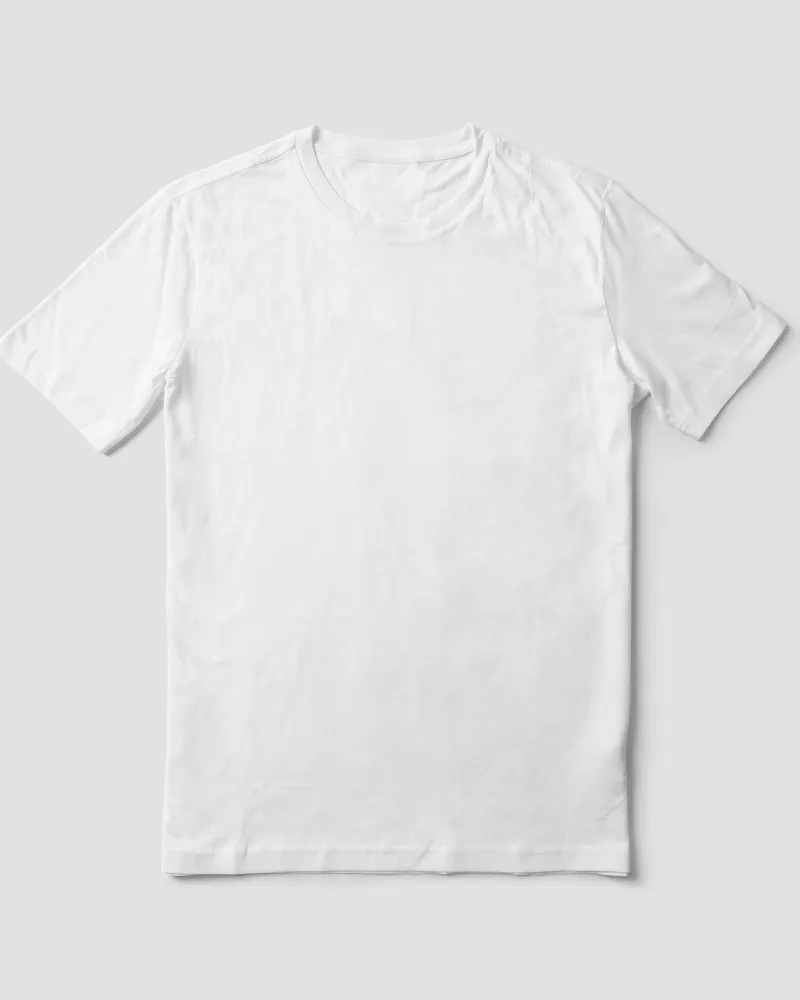 Camiseta básica branca estendida em fundo neutro