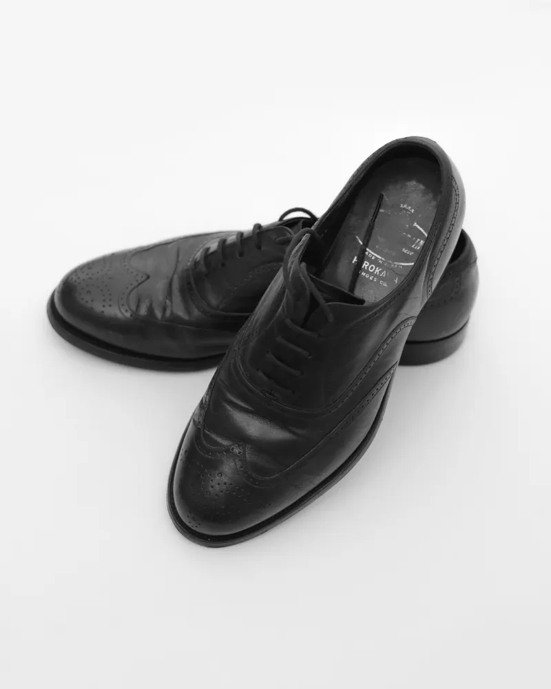 Par de sapatos derby de couro clássico em fundo branco